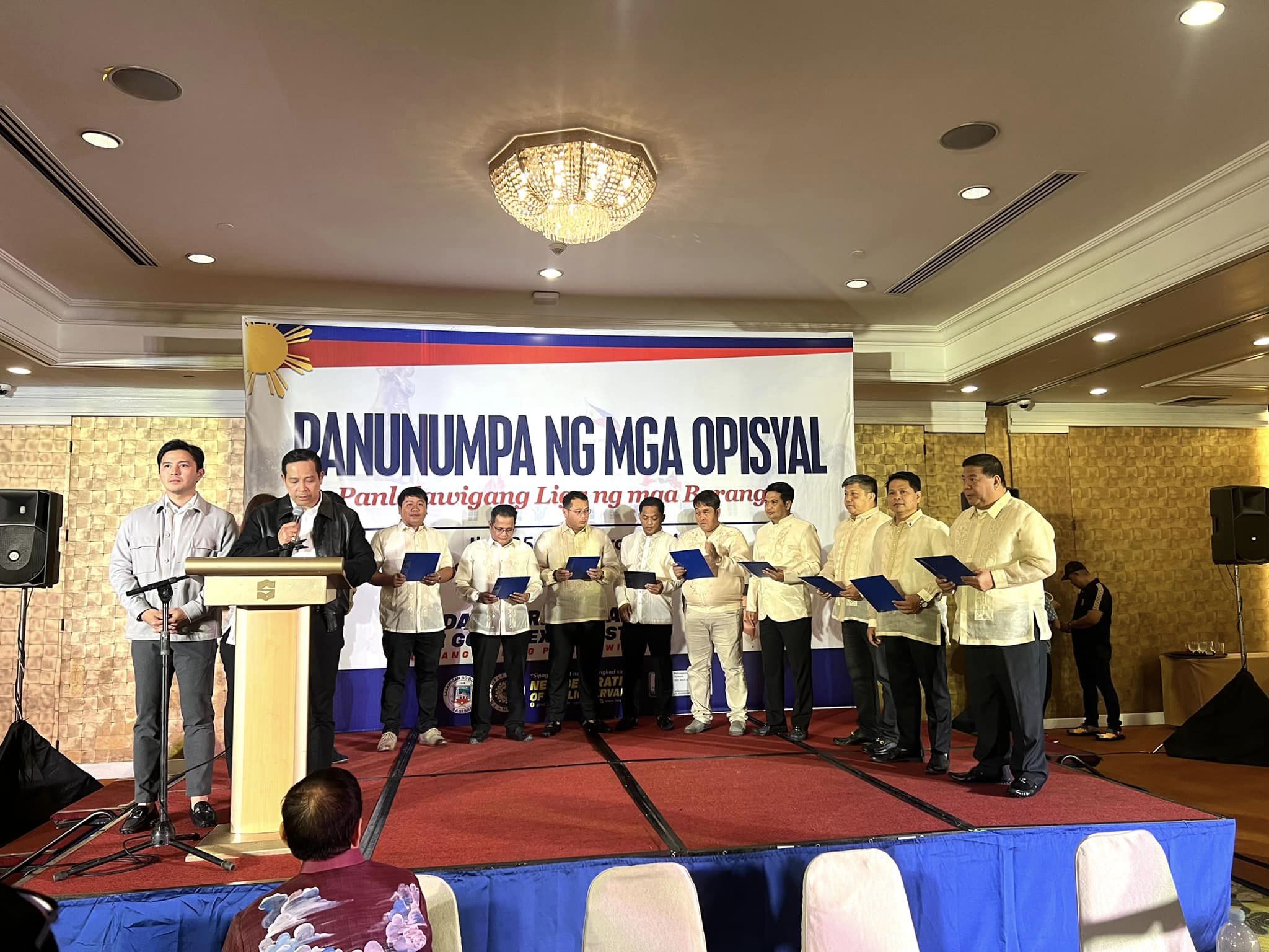 Governor Fernando leads the oath taking of the Liga ng mga Barangay Bulacan Chapter officers